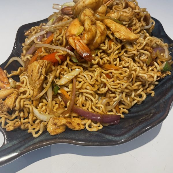 26.Yakisoba con pollo y gamba al wok