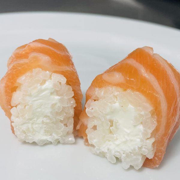 57A. Maki cheese salmón roll (8p).Sin alga nori