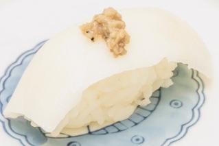 44. Nigiri pez mantequilla con trufa